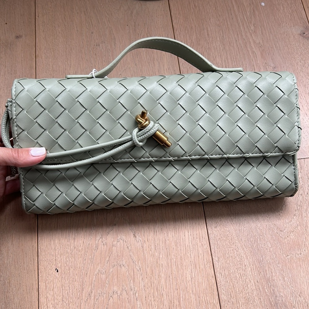Chic Green Woven Clutch with Textured Pattern - Picture 6 of 6